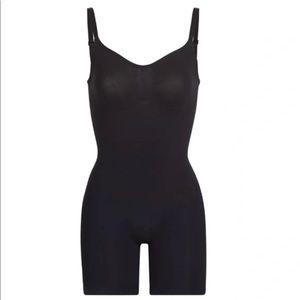 SKIMS Sculpting Seamless Mid-Thigh Bodysuit in Onyx Black Size Small/Medium